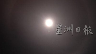 民众熬夜守天象 . 失落“草莓月亮” 喜见月晕