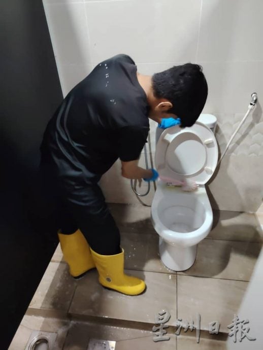 肮脏厕所清洗乾净了 小贩盼怡中央公市卫生改善