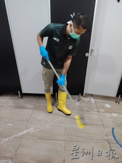 肮脏厕所清洗乾净了 小贩盼怡中央公市卫生改善