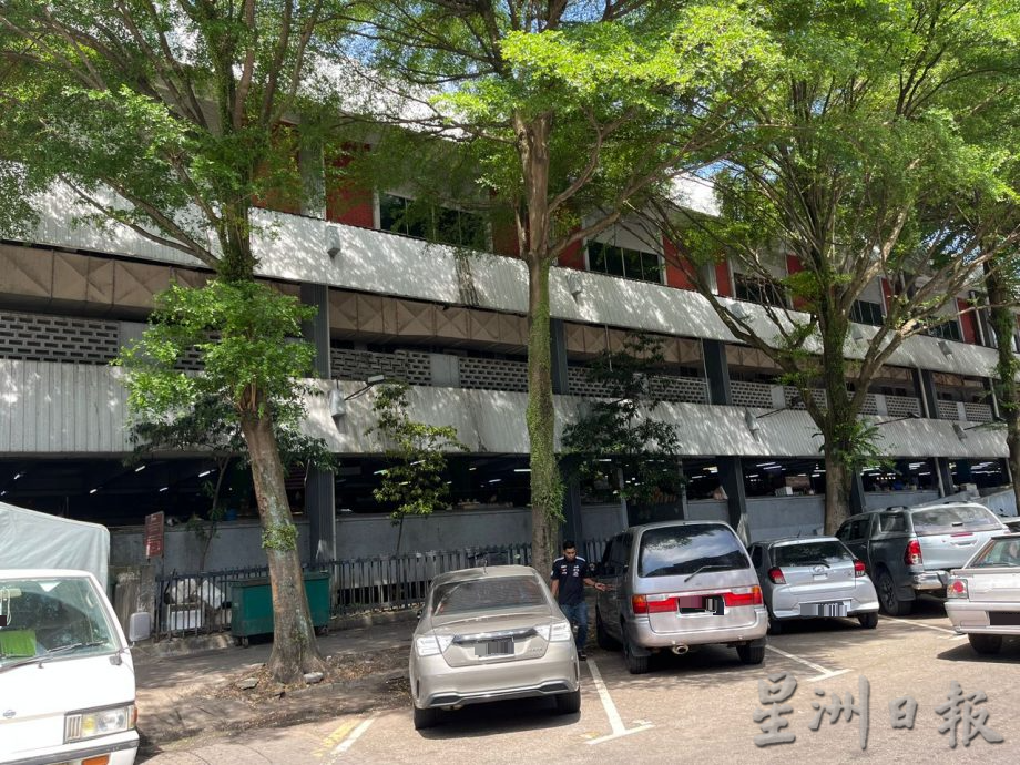 肮脏厕所清洗乾净了 小贩盼怡中央公市卫生改善
