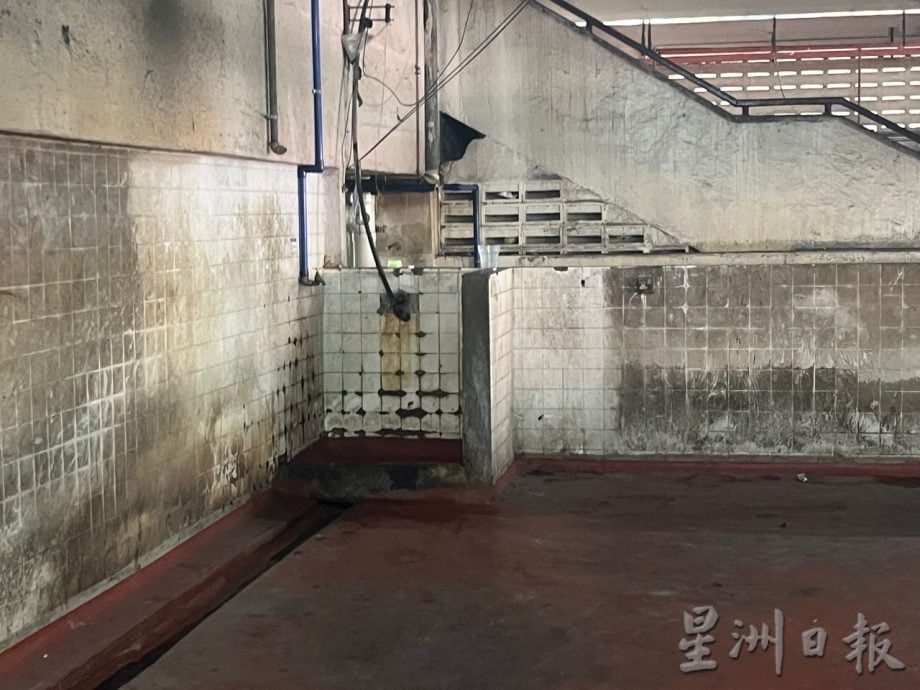肮脏厕所清洗乾净了 小贩盼怡中央公市卫生改善 