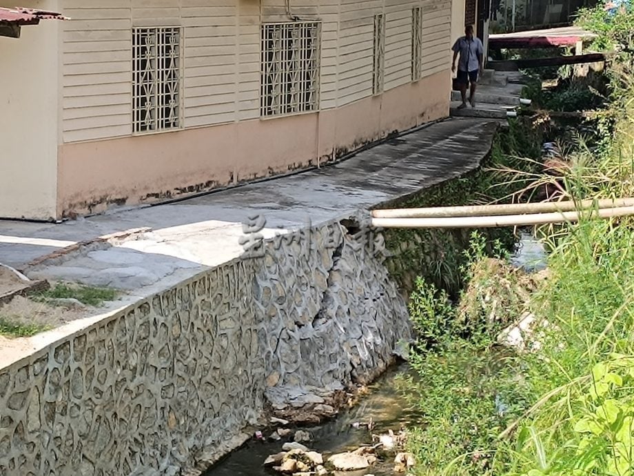 供星洲网:又是豆腐渣工程？马口平民屋河堤刚修复，又坍塌