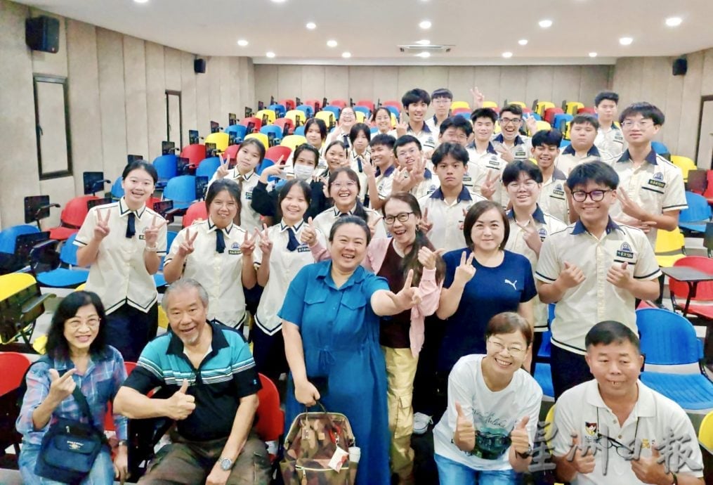 供星洲网:多名画家受邀到波中校园写生,绘出“波中之美”!