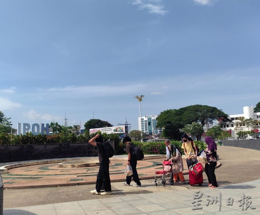 怡火车站新貌登场 前方花园设施破损成反差