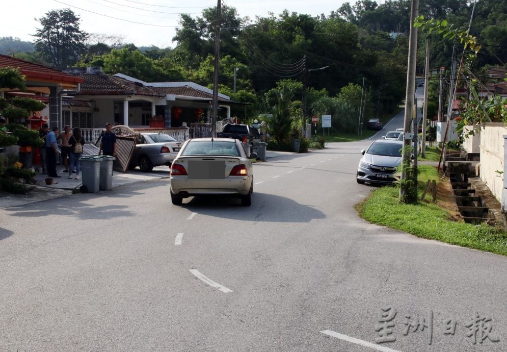 车闪狗失控撞民宅 2户围墙铁门毁