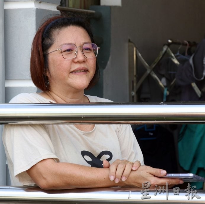 车闪狗失控撞民宅 2户围墙铁门毁