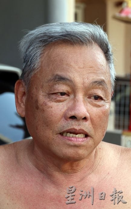 车闪狗失控撞民宅 2户围墙铁门毁