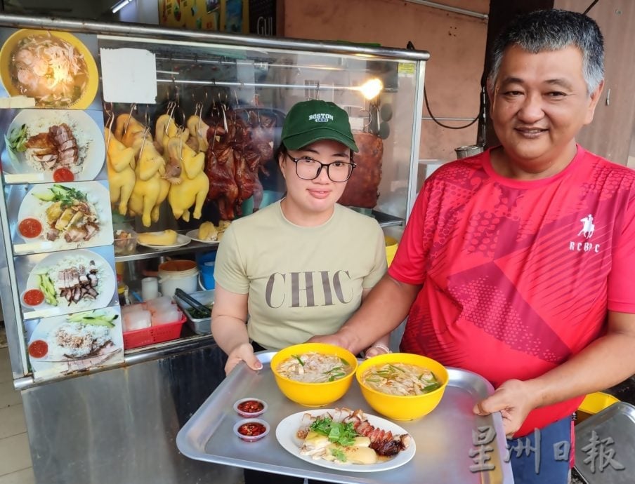 大霹雳封底主文／【人气美食】| 烧腊达人鸡胸不浪费 潘泉兴煮出人气鸡丝河粉
