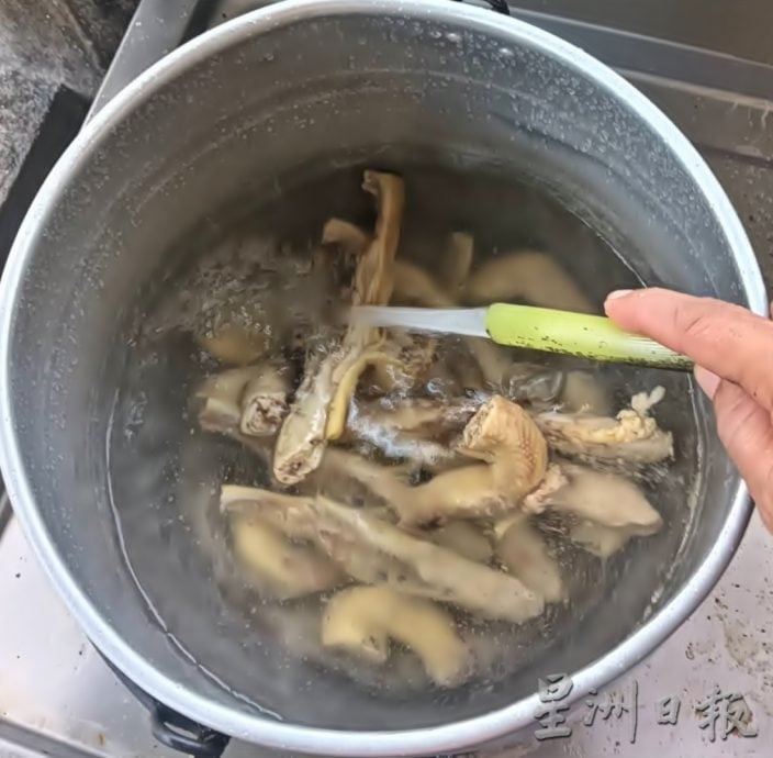 大霹雳封底主文/【人气美食】| 烧腊达人鸡胸不浪费 潘泉兴煮出人气鸡丝河粉