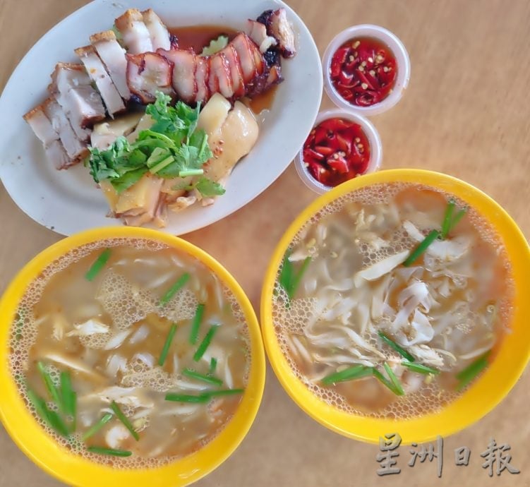 大霹雳封底主文/【人气美食】| 烧腊达人鸡胸不浪费 潘泉兴煮出人气鸡丝河粉