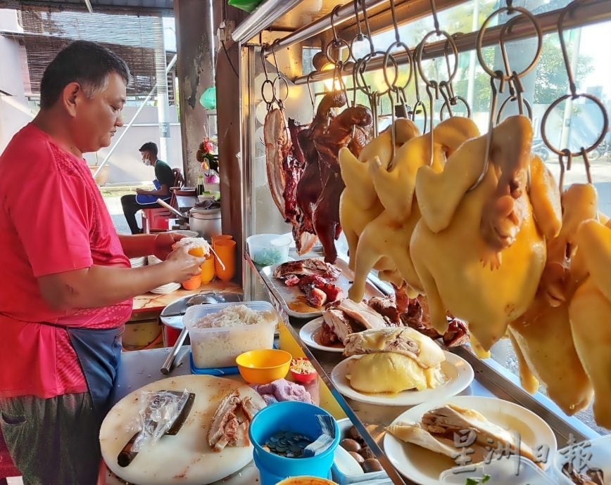 大霹雳封底主文／【人气美食】| 烧腊达人鸡胸不浪费 潘泉兴煮出人气鸡丝河粉