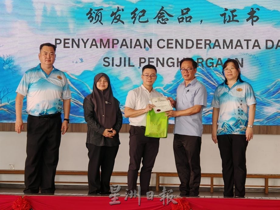 (古城第4版主文)育民中学包揽马六甲中学生华语是个朗诵比赛高初中冠军,赢得全场总冠军