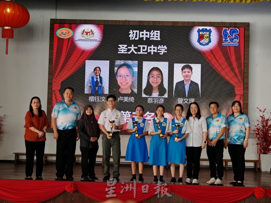（古城第4版主文）育民中学包揽马六甲中学生华语是个朗诵比赛高初中冠军，赢得全场总冠军