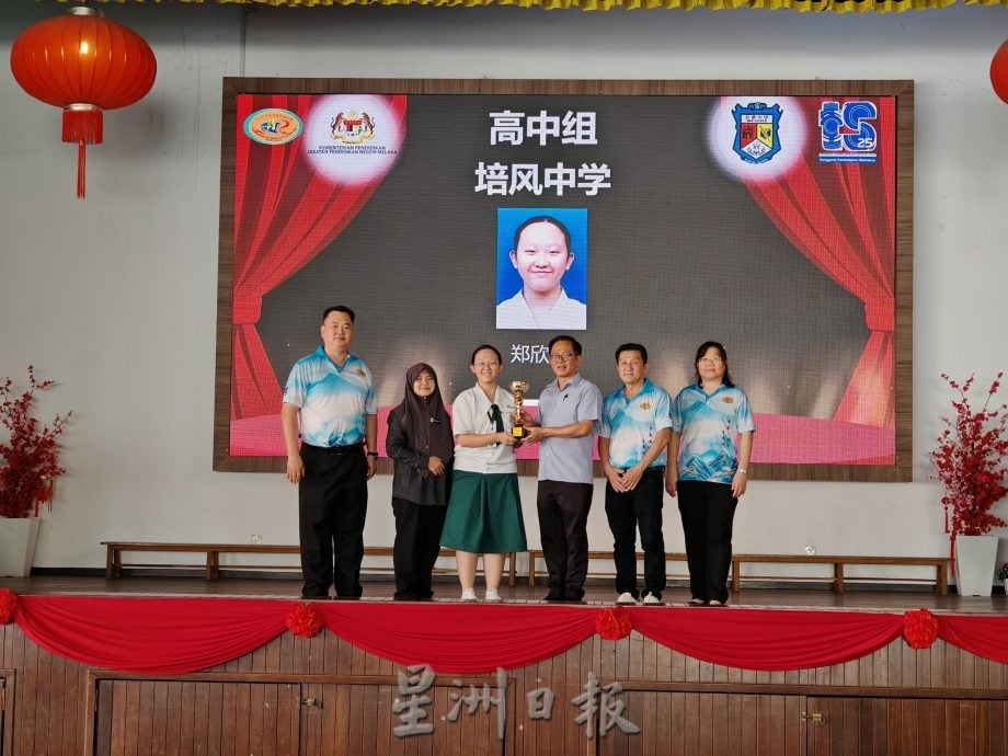（古城第4版主文）育民中学包揽马六甲中学生华语是个朗诵比赛高初中冠军，赢得全场总冠军