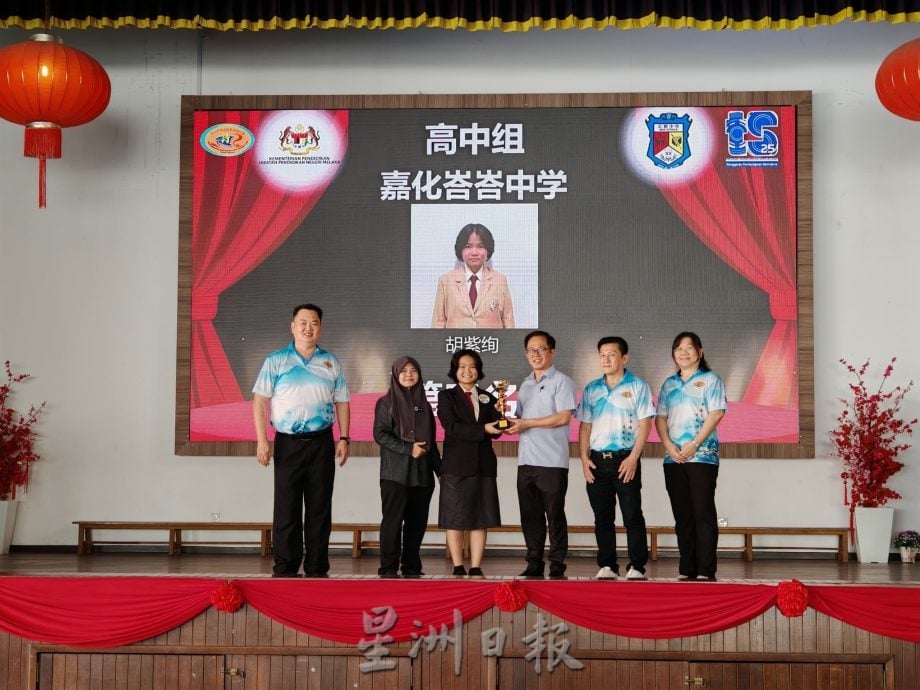 （古城第4版主文）育民中学包揽马六甲中学生华语是个朗诵比赛高初中冠军，赢得全场总冠军