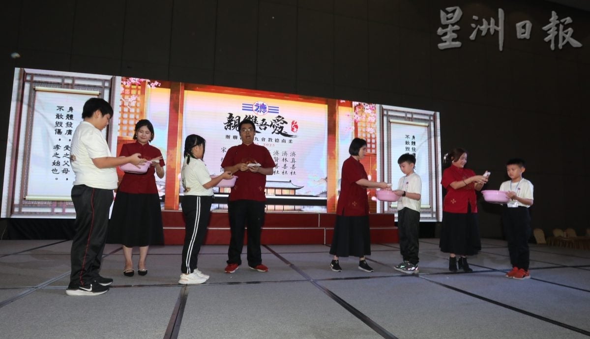 (已签发)柔:**封面主文**本报活动:奉茶系结诵孝亲三诺 柔南9阁社温馨庆双亲节