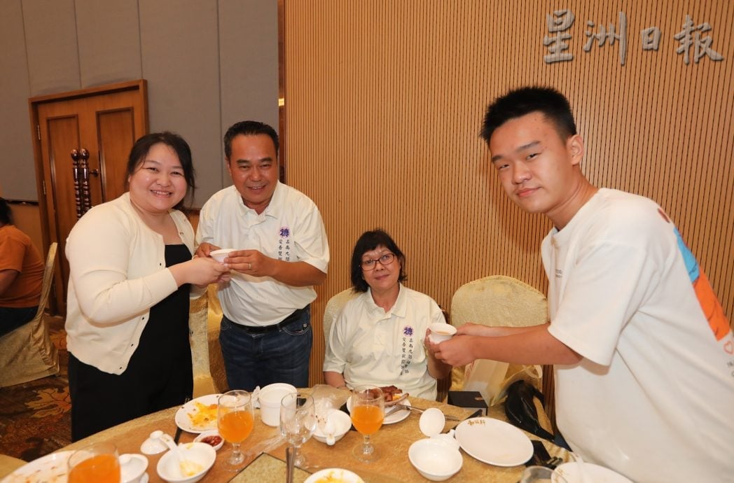 (已签发)柔:**封面主文**本报活动:奉茶系结诵孝亲三诺 柔南9阁社温馨庆双亲节