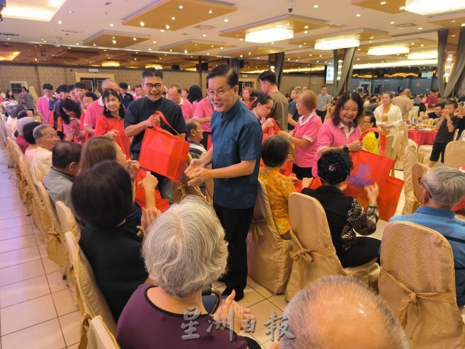 本报活动:紫霭阁“爱吾双亲”筵开97席 千人共聚享天伦