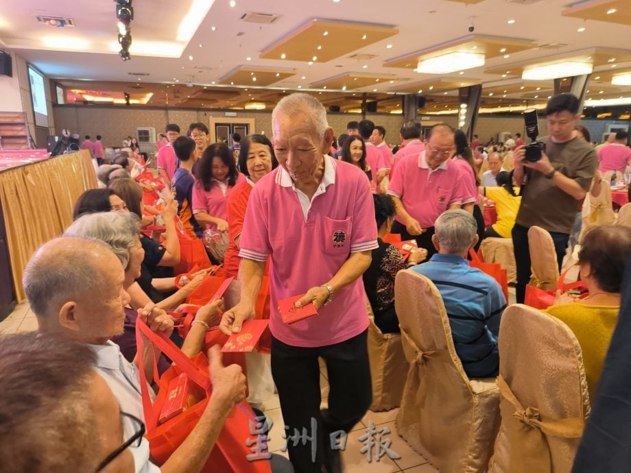 (已签发)柔:**封面副文**本报活动:紫霭阁“爱吾双亲”筵开97席 千人共聚享天伦