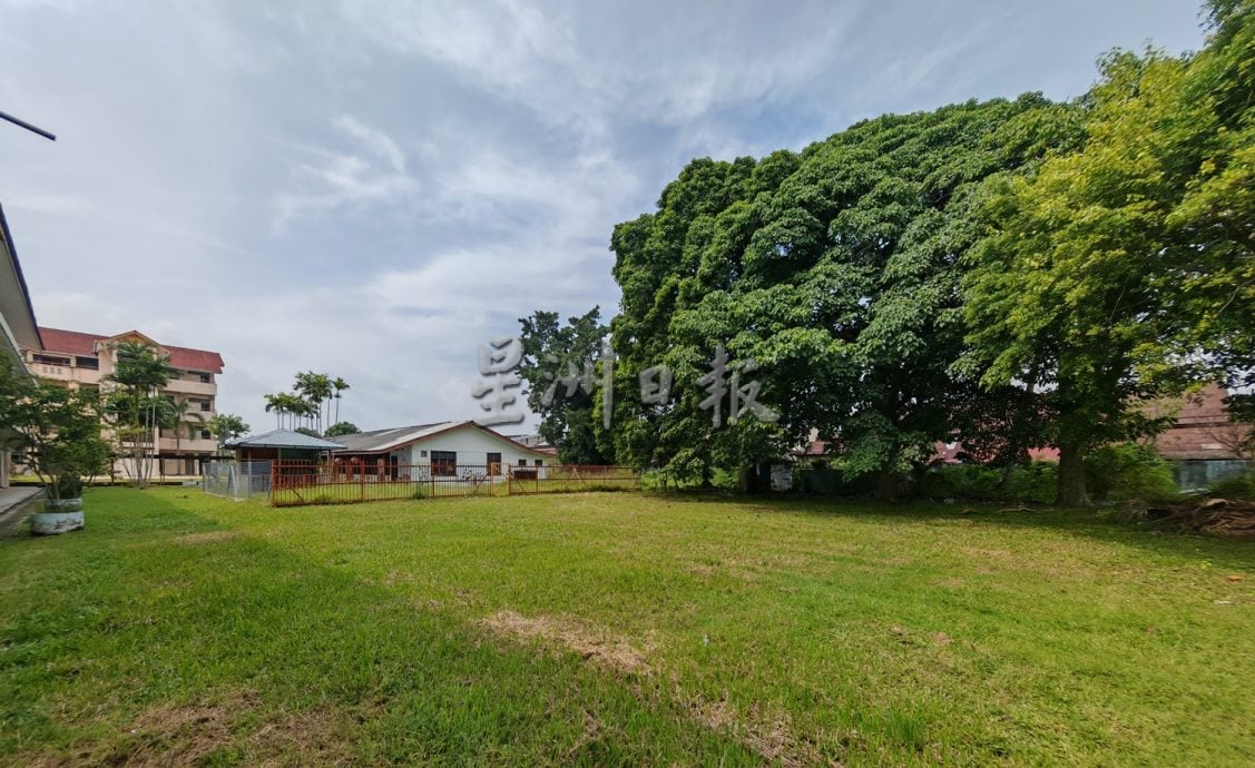 曾敏凯移交总值13万令吉的教育器材给吉北区16所华小和中学。