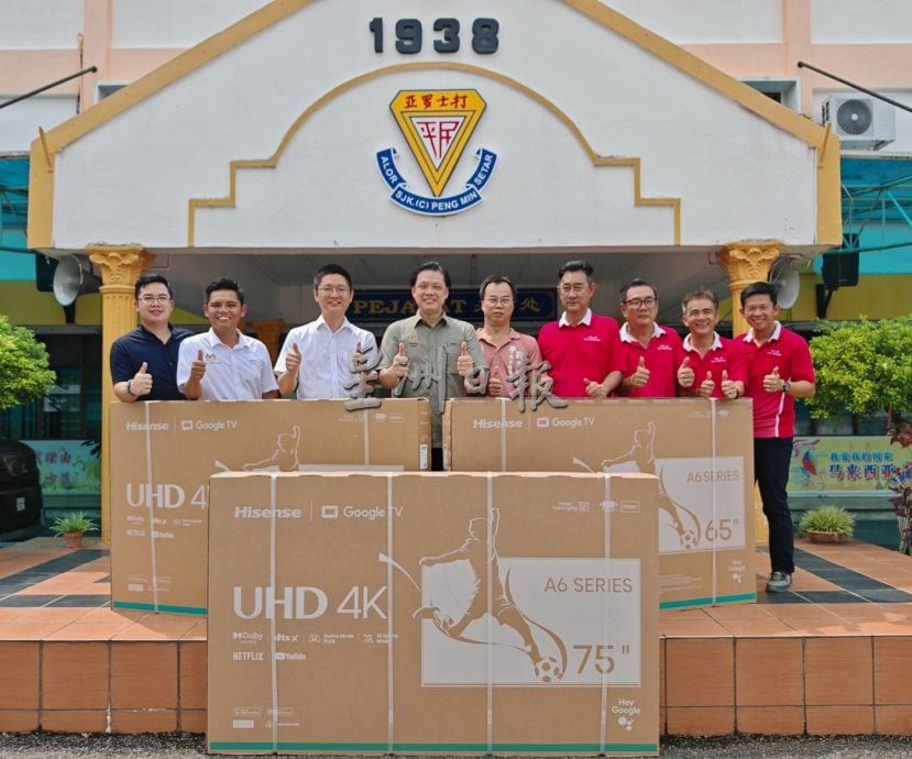 曾敏凯移交总值13万令吉的教育器材给吉北区16所华小和中学。