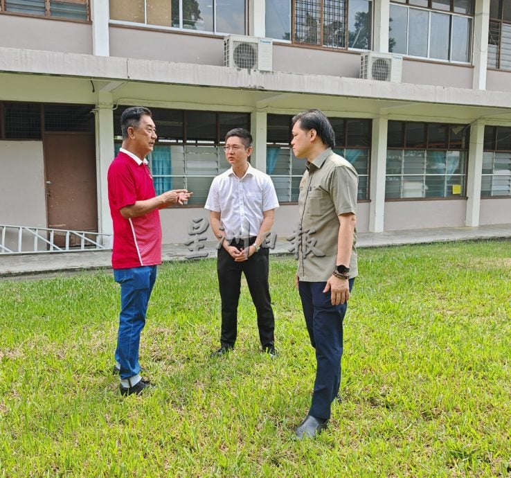 曾敏凯移交总值13万令吉的教育器材给吉北区16所华小和中学。