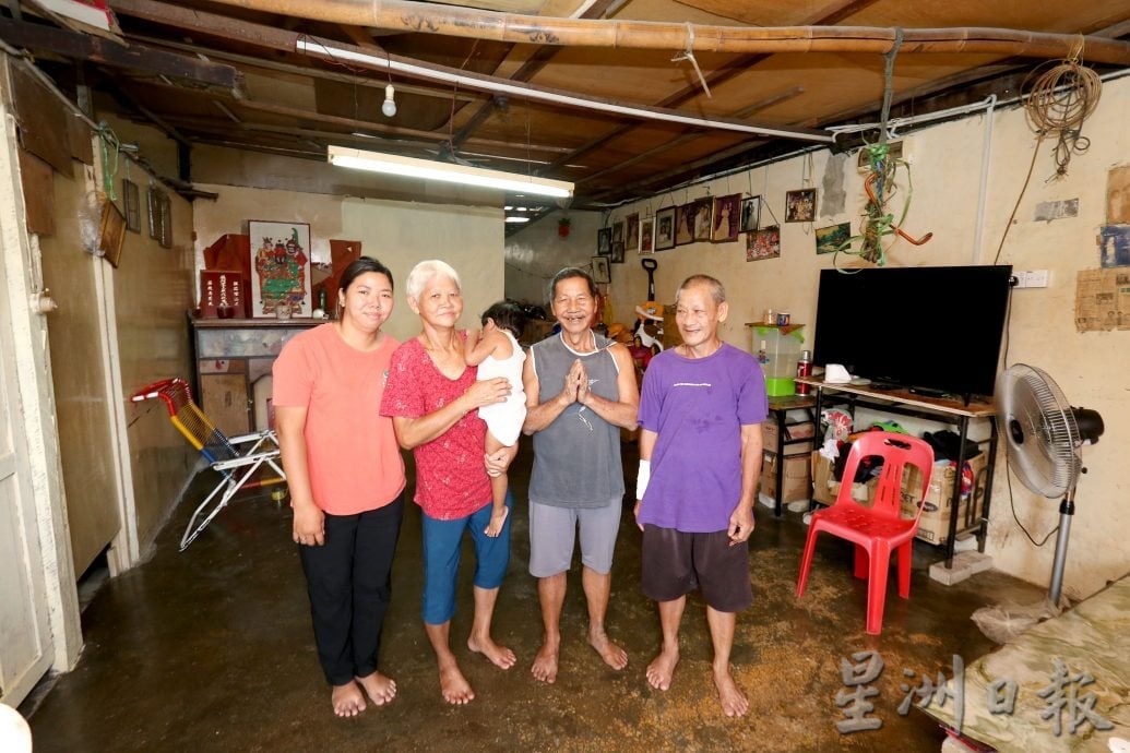 待上网/家好热闹 |:17日见报/封底主文/ 高拉雷多产家庭 21孩之母朱淑莲 一锅粥养大家