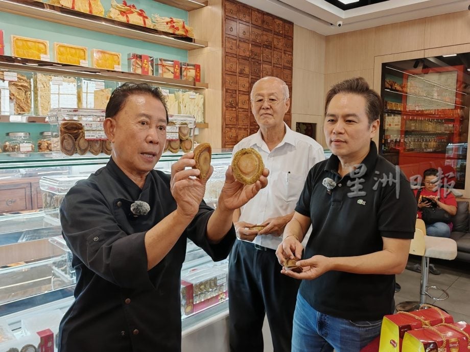 甄文达抵达古城，烹煮仁当鸡