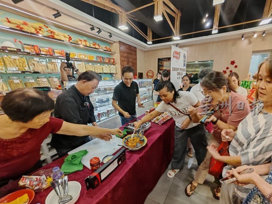 甄文达抵达古城，烹煮仁当鸡