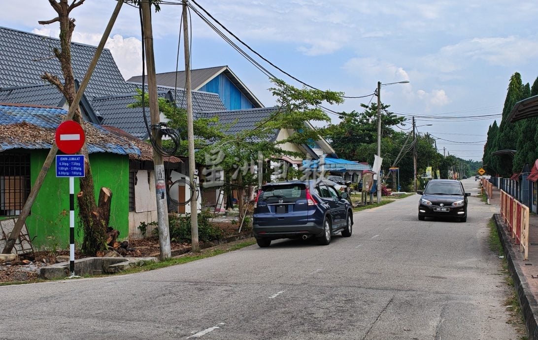 民生特工队:峇巴力拉惹学校旁道路,改单行道车子照闯