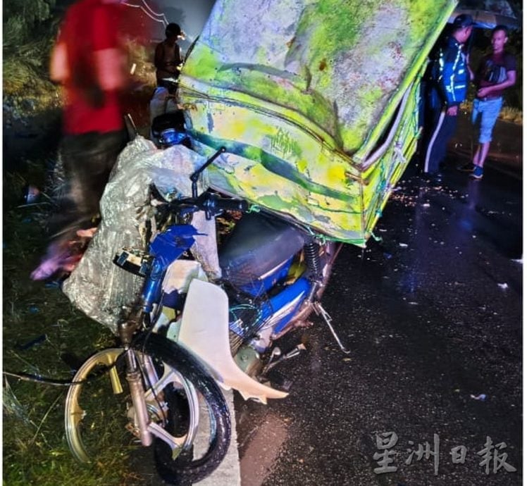 雨夜失控 车撞2摩托,骑士双双丧命