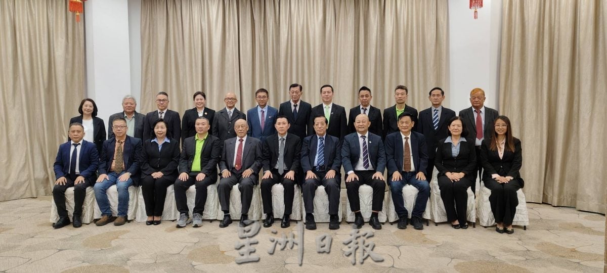 东(已签):吉兰丹永春会馆新届理事三机构宣誓就职。