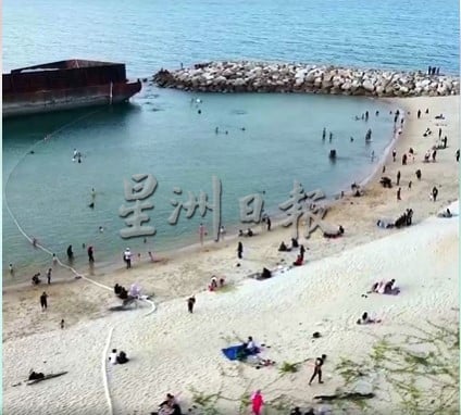 东:已签发:公众受促不要将搁浅在士布浪达吉海滩一带的驳船当作水上游乐场所。