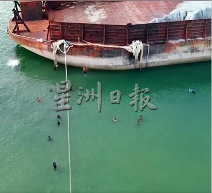 东:已签发:公众受促不要将搁浅在士布浪达吉海滩一带的驳船当作水上游乐场所。