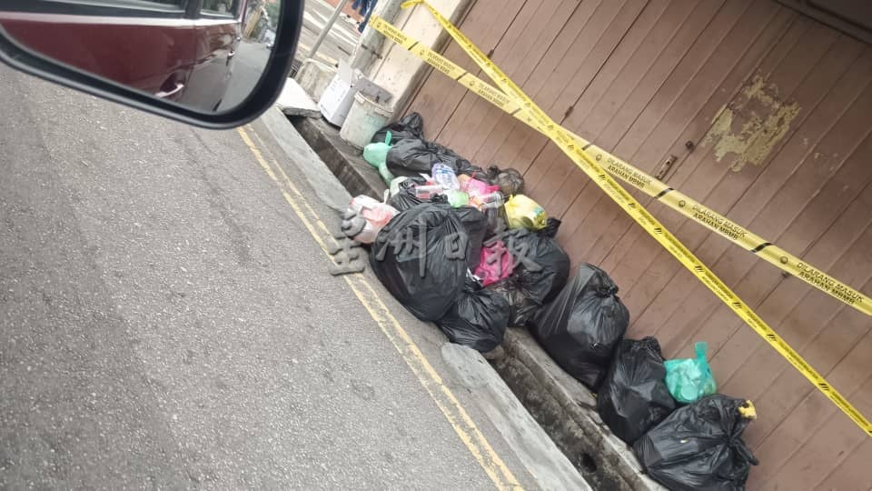 (古城第四版主文)垃圾堆积荷兰街老屋前,发出臭味影响甲州形象