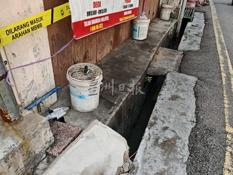 (古城第四版主文)垃圾堆积荷兰街老屋前,发出臭味影响甲州形象