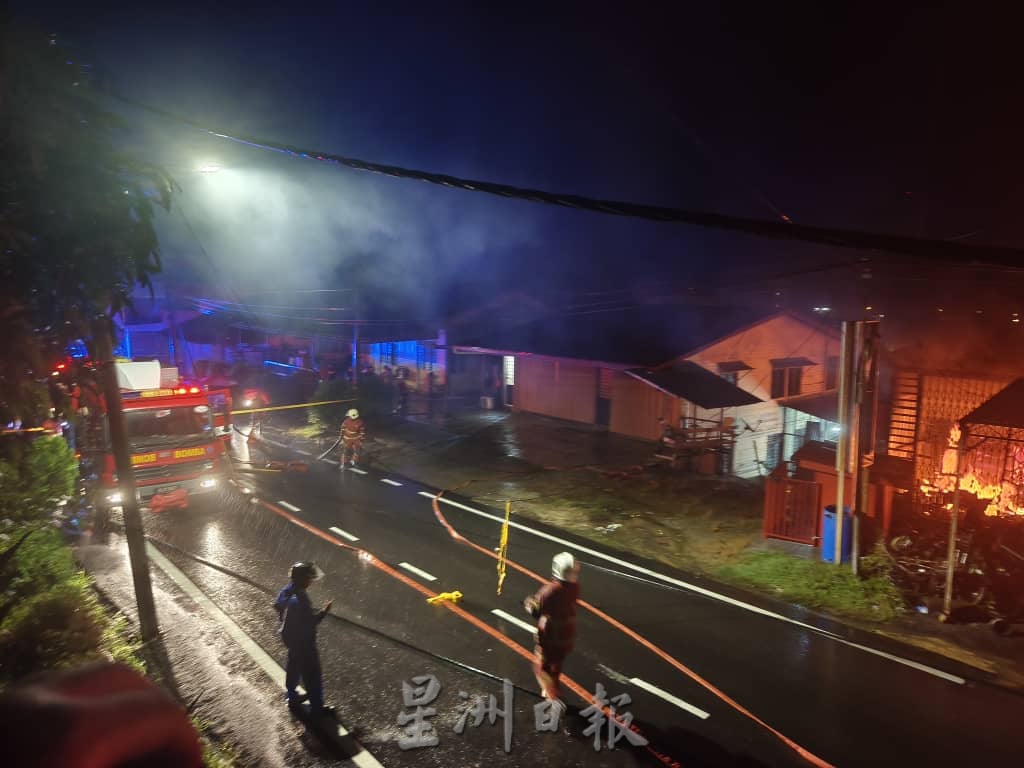 制水遇火灾　知知港新村2板屋狂烧　