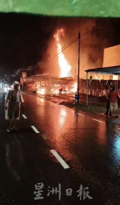 制水遇火灾　知知港新村2板屋狂烧　