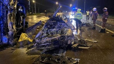 轿车疑超车时失控 与罗里迎面相撞 一家5口2死3伤