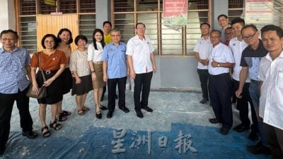 林冠英再拨2万6购千张椅   峇眼再也国中逐提升设施