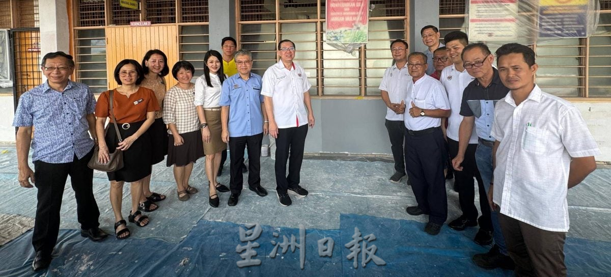 林冠英拨款2万6000令吉为峇眼再也国中添购1000张椅子。