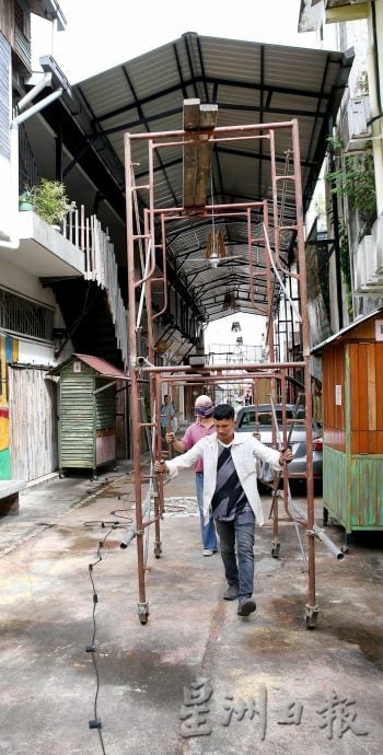 怡波士打路后巷违法搭建 市厅：小贩业主配合拆除