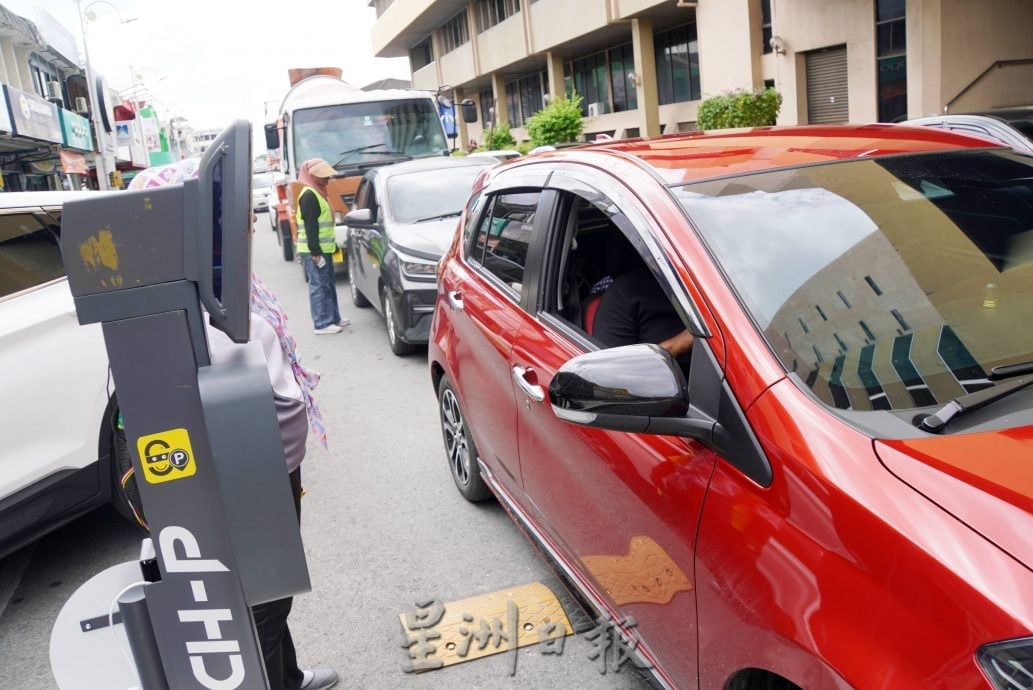 加央市会Smart Parking启动收费，公众无视宣导未提前准备卡出口致堵塞