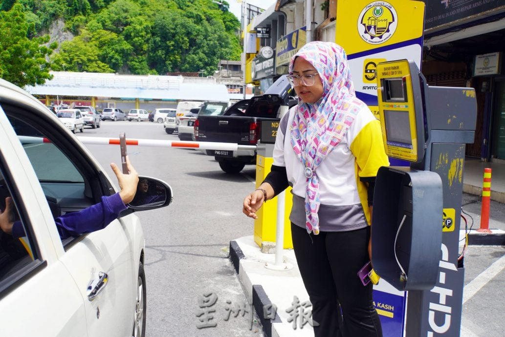 加央市会Smart Parking启动收费，公众无视宣导未提前准备卡出口致堵塞