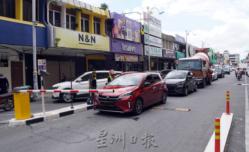 加央市会Smart Parking启动收费，公众无视宣导未提前准备卡出口致堵塞