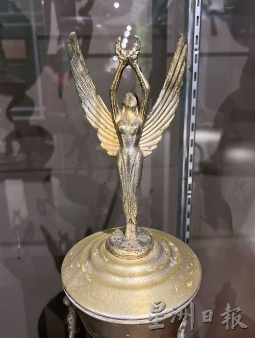 (20/6见报)星角摄/(古城)旧奖杯的意义