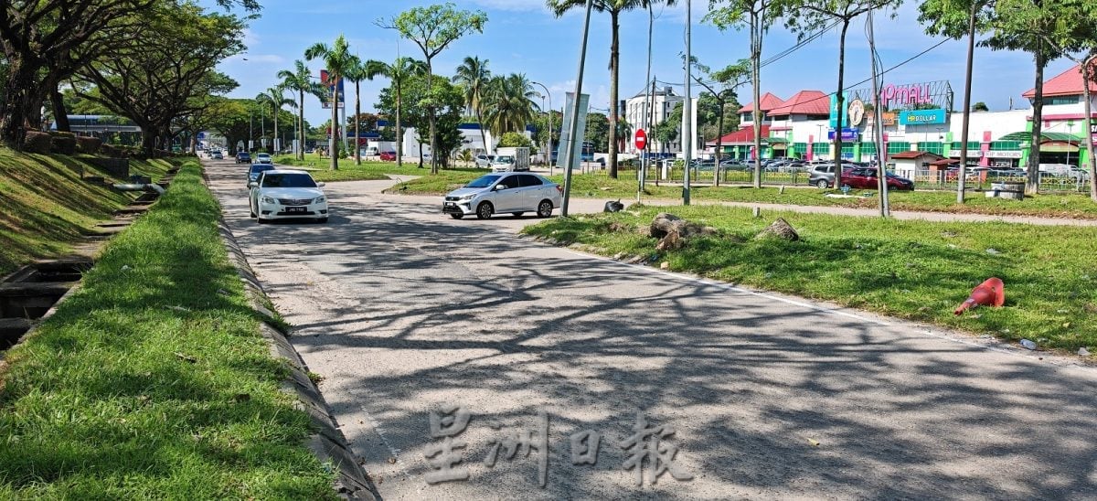 (已签发)柔:民生特工队:淡杯吉市场油站内路破损 民众:不要一补再补了