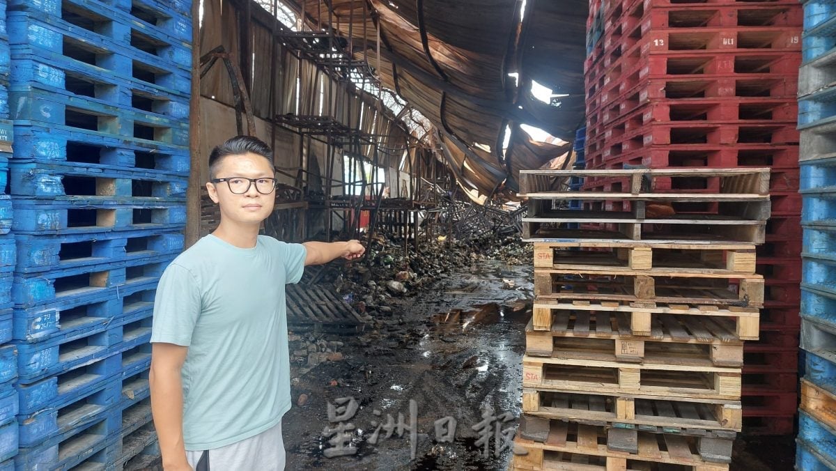 (已签发)柔:**版头**业者指控消防栓无法出水 杂货店仓库大火烧掉500万