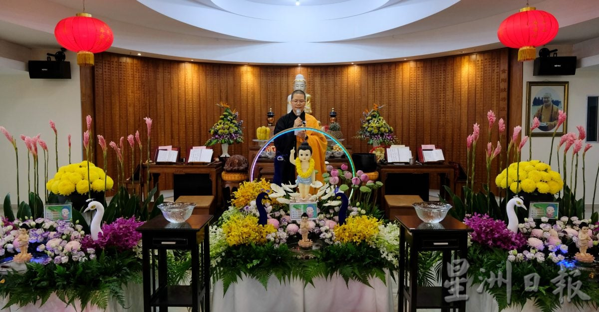 （22/6见报）星角摄（未签发）：卫塞节花香满寺，心敬佛恩。