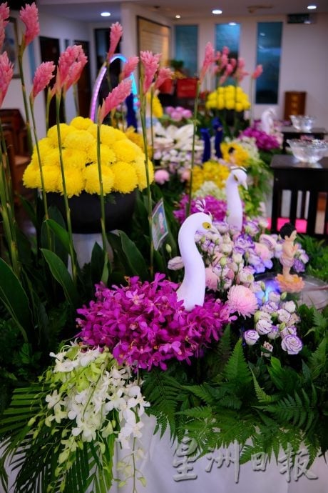 （22/6见报）星角摄（未签发）：卫塞节花香满寺，心敬佛恩。